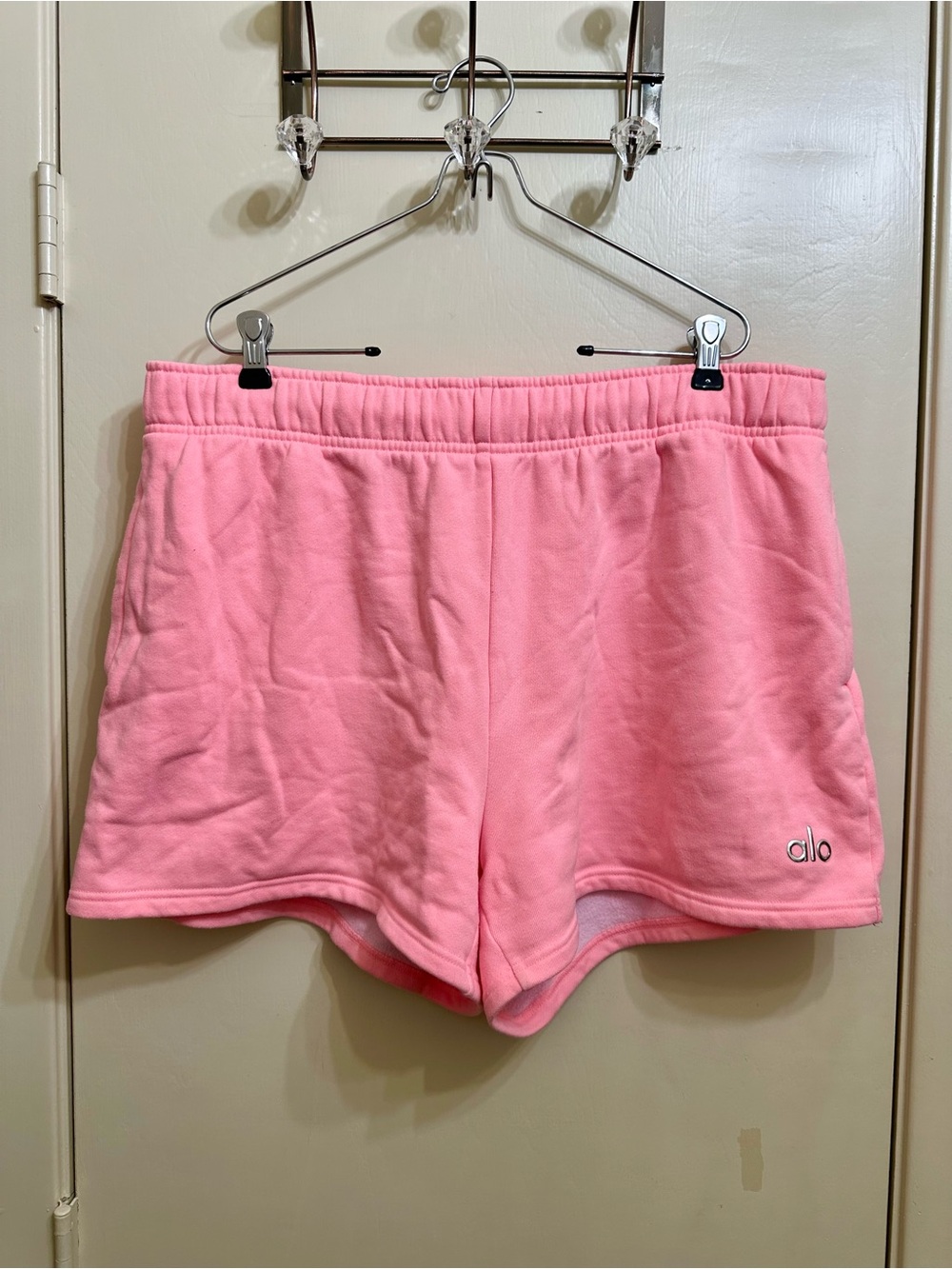 ALO NEON BUBBLEGUM PINK ACCOLADE SHORTS SZ L